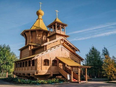 Историко-культурный центр «Старый Сургут» — это историко-этнографический комплекс, расположенный в живописном месте центральной части города на берегу реки Саймы. На территории находятся 14 деревянных домов. Все они представляют собой реконструкцию старых зданий, когда-то стоявших в различных частях города, но впоследствии собранных в единый архитектурный ансамбль. Историко-культурный центр «Старый Сургут» дает наглядное представление об историческом облике, который имел Сургут на рубеже XIX–XX веков, и открыт для посетителей с 1999 года.