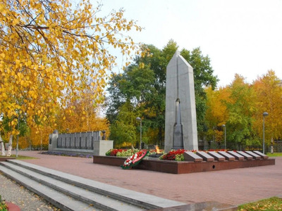 Мемориальный комплекс города представляет собой многоплановые памятные знаки, сооружения и объекты, отражающие историю Сургута. Справа и слева от стелы расположены плиты с фамилиями погибших во время крестьянского мятежа 1921 г., а также плиты с именами фронтовиков, погибших в годы Великой Отечественной войны 1941-1945гг.