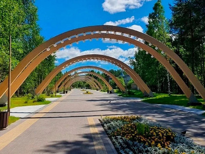 «Кедровый Лог»
Парк в пойменной части Оби — идеальное место для тех, кто хочет ощутить дыхание настоящей сибирской тайги, не уезжая далеко от города. Главная гордость — высаженные здесь 200 молодых сибирских кедров (сосны сибирской). По парку проложена сеть удобных прогулочных дорожек и деревянных настилов, ведущих к смотровым площадкам, откуда открываются виды на реку Обь и ее пойменные луга. Есть специальный уголок — «Аптекарский огород», где собраны различные лекарственные травы, традиционно используемые в народной медицине.