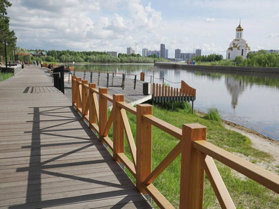 Парк «За Саймой»
Это самый большой и благоустроенный парк Сургута — любимое место отдыха горожан всех возрастов в любое время года. Парк прекрасно озеленен: тенистые аллеи из вековых сосен и елей, уютные березовые рощицы, аккуратные газоны и цветники. Летом здесь царит особая атмосфера: можно арендовать велосипед или ролики, устроить пикник у одного из живописных прудов, покормить уток, отвести детей на современные игровые площадки или в контактный зоопарк, где ручные белки вызывают восторг у малышей.