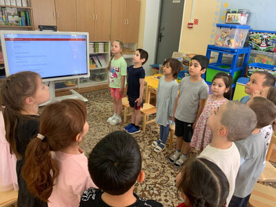 Дети слушают гимн Российской Федерации