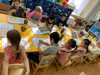 Дети раскрашивают иллюстрации по теме