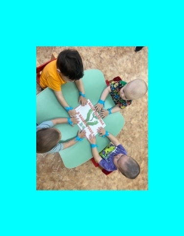 Бирюзовая ленточка на руках детей